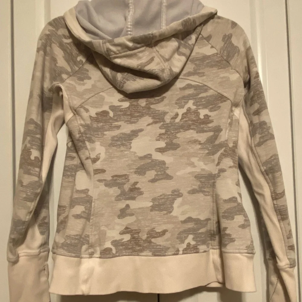 Athleta Triumph Hoodie Soft Gray Beige Camo Size Small—See Description - Picture 2 of 7
